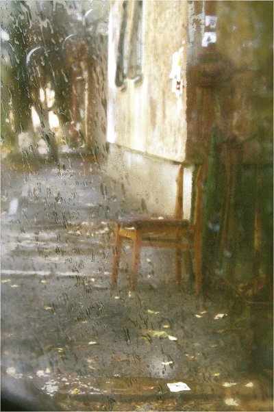 стул под дождем