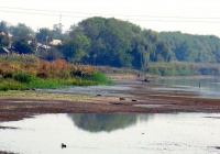 Очень жаркое лето, река пересохла.   