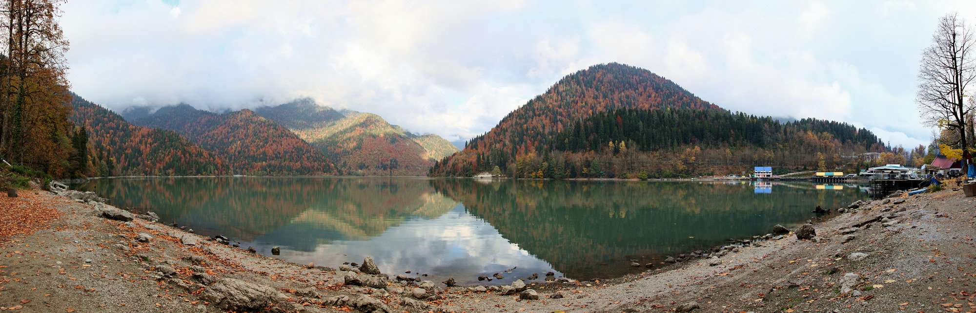 Панорама озера Рица 