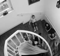 Семейный портрет на лестнице