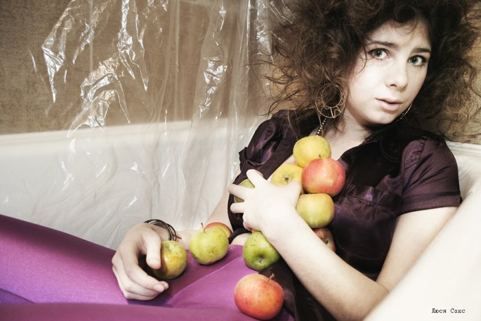 Девочка с яблоками