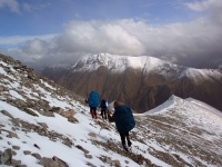 Спуск с Тогуз-Кёль-Баши в долину Азгека