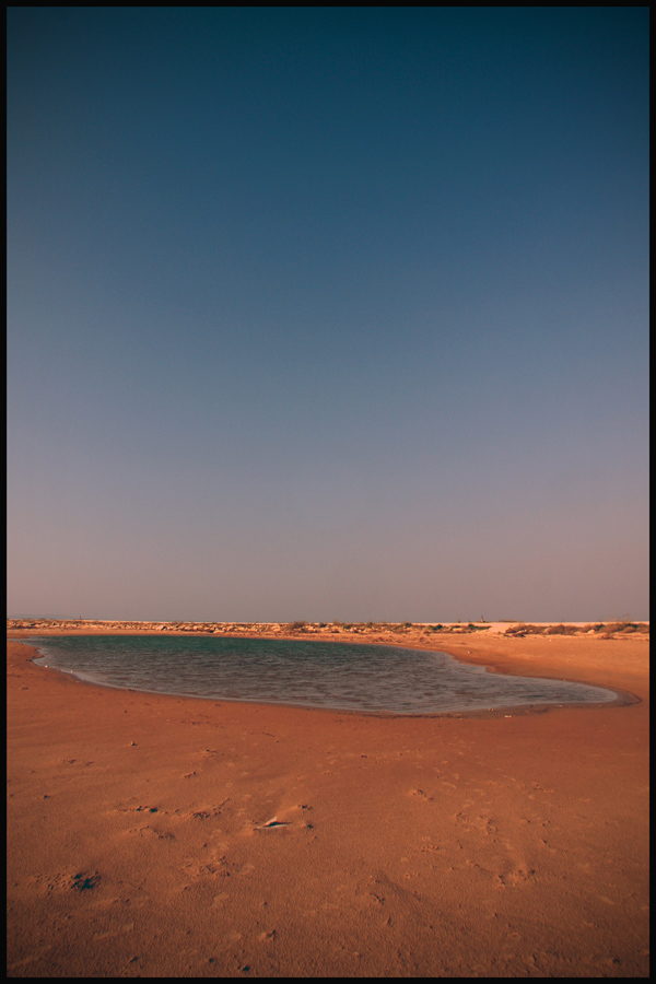 Песок и озеро