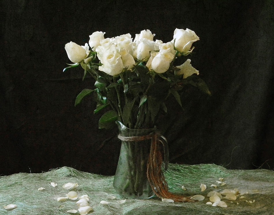 Натюрморт с белыми розами