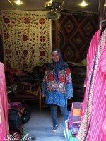 Продавщица в ковровой лавке
