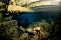 В трюме затонувшего корабля времен 2-й мировой войны.