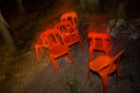 Красные стулья