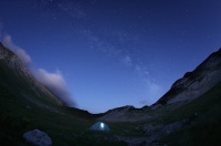 Млечный путь на фоне палатки