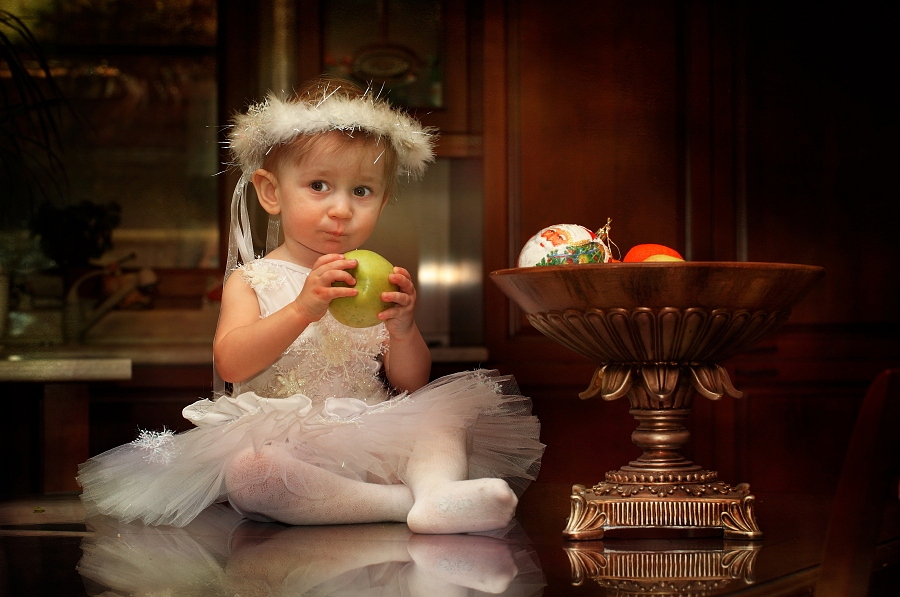 девочка с яблоком