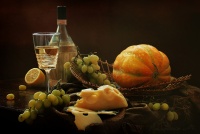 Натюрморт с белым вином и дыней