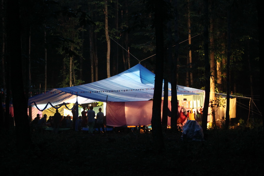 Веселый вечер в лагере
