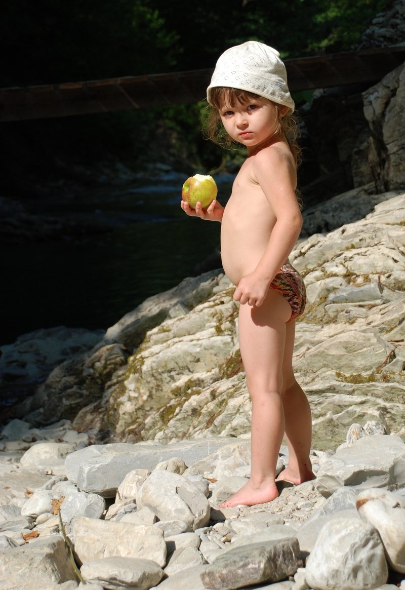 Девочка и яблоко