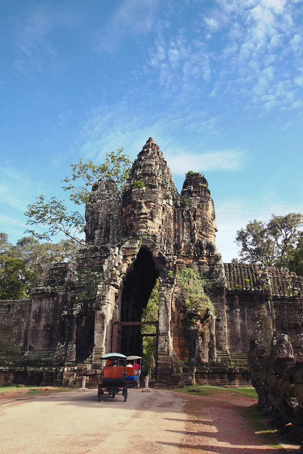 Южные ворота Ангкор Тома