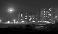 Луна над светящимся мостом