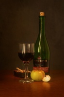 Натюрморт с вином и яблоком