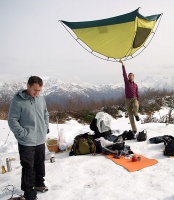 Туристы сушат палатку