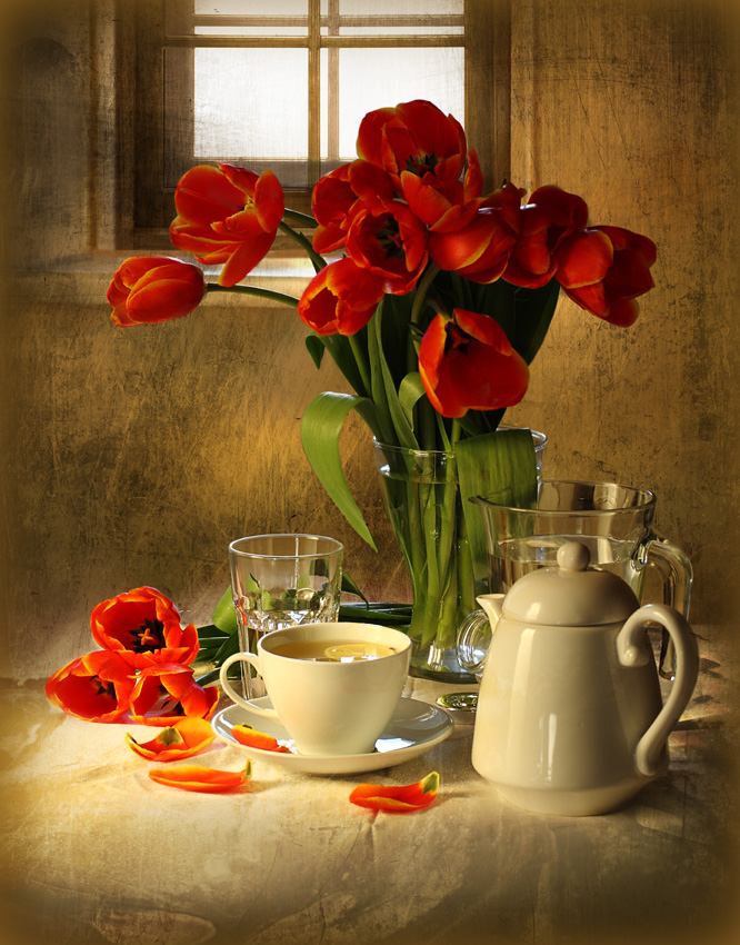 Натюрморт с тюльпанами и чаем