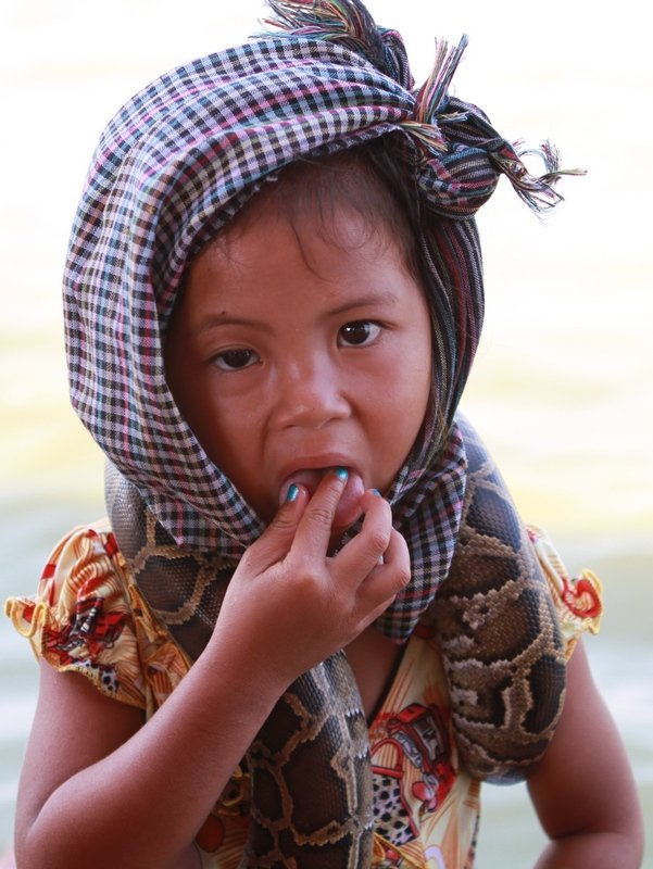 жительница озера Тан Лесаб, Камбоджа