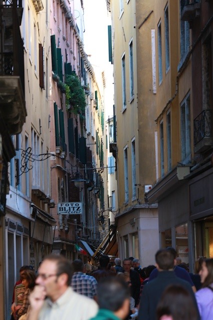 Узкие улочки пешеходной Венеции...