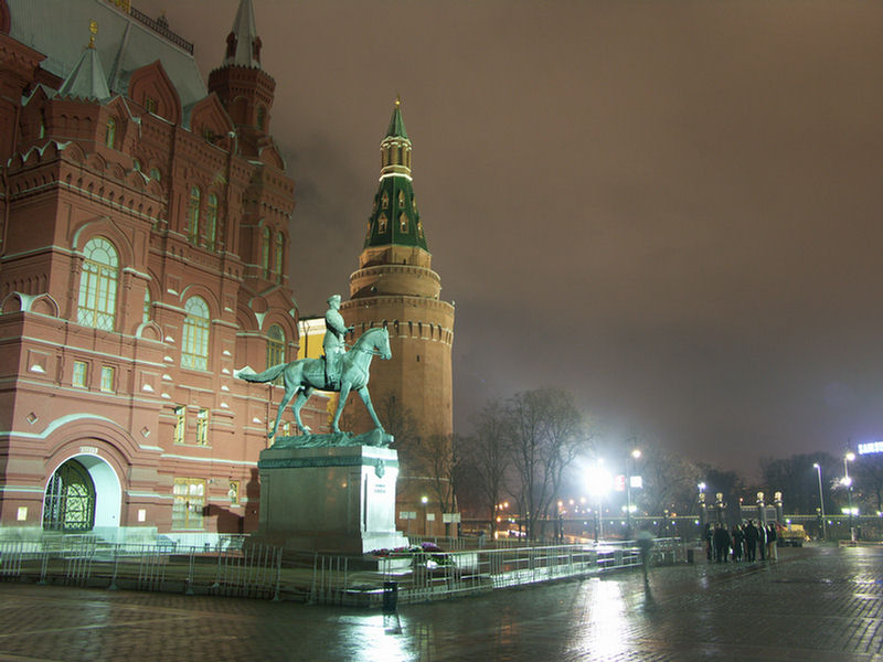 Кремль памятник маршалу Жукову