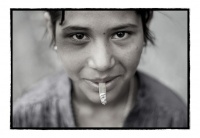 Портрет цыганки с фингалом и сигаретой н